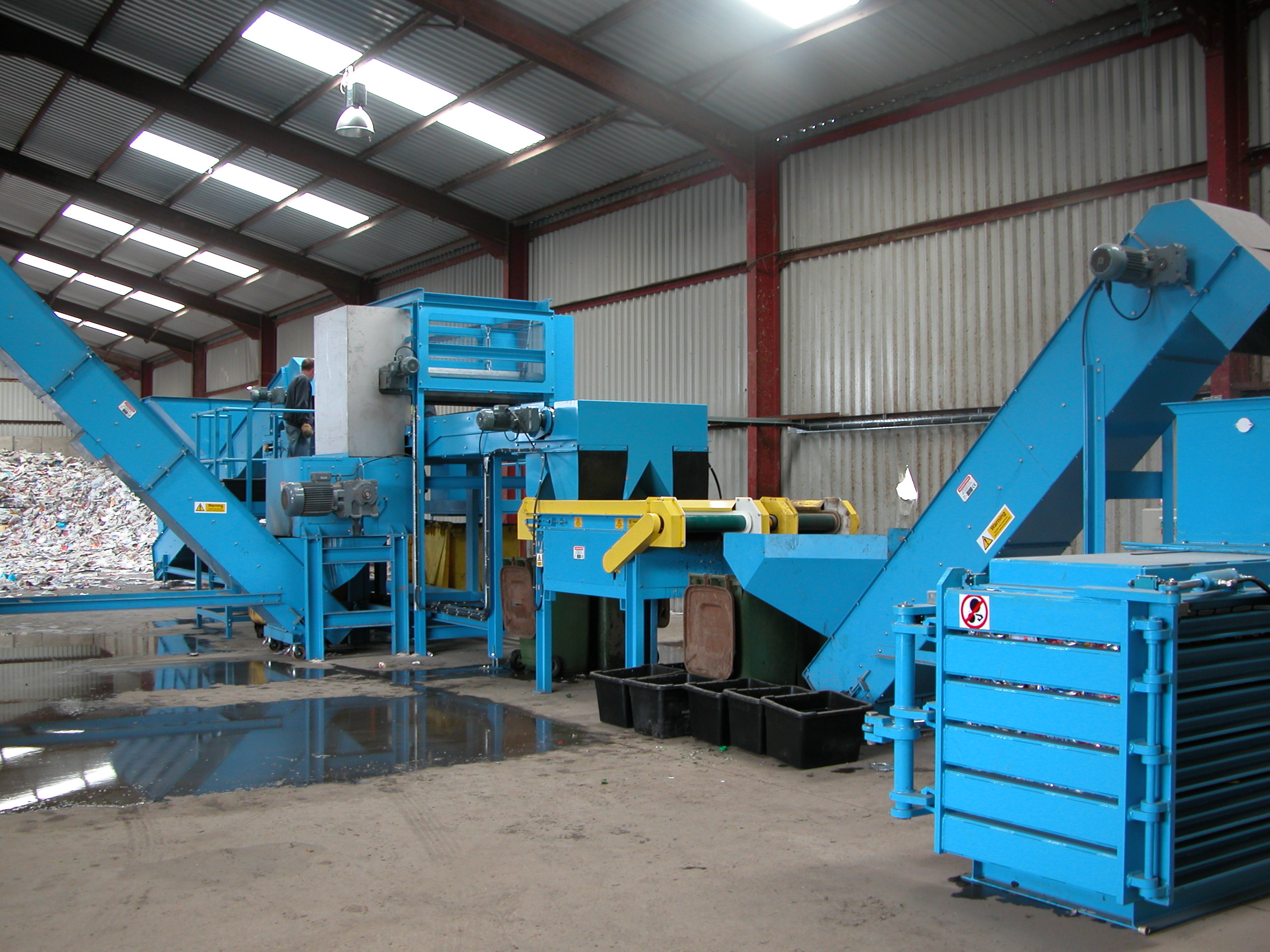 Can sorting plant with hand picking belt, overband magnet and eddy current separator