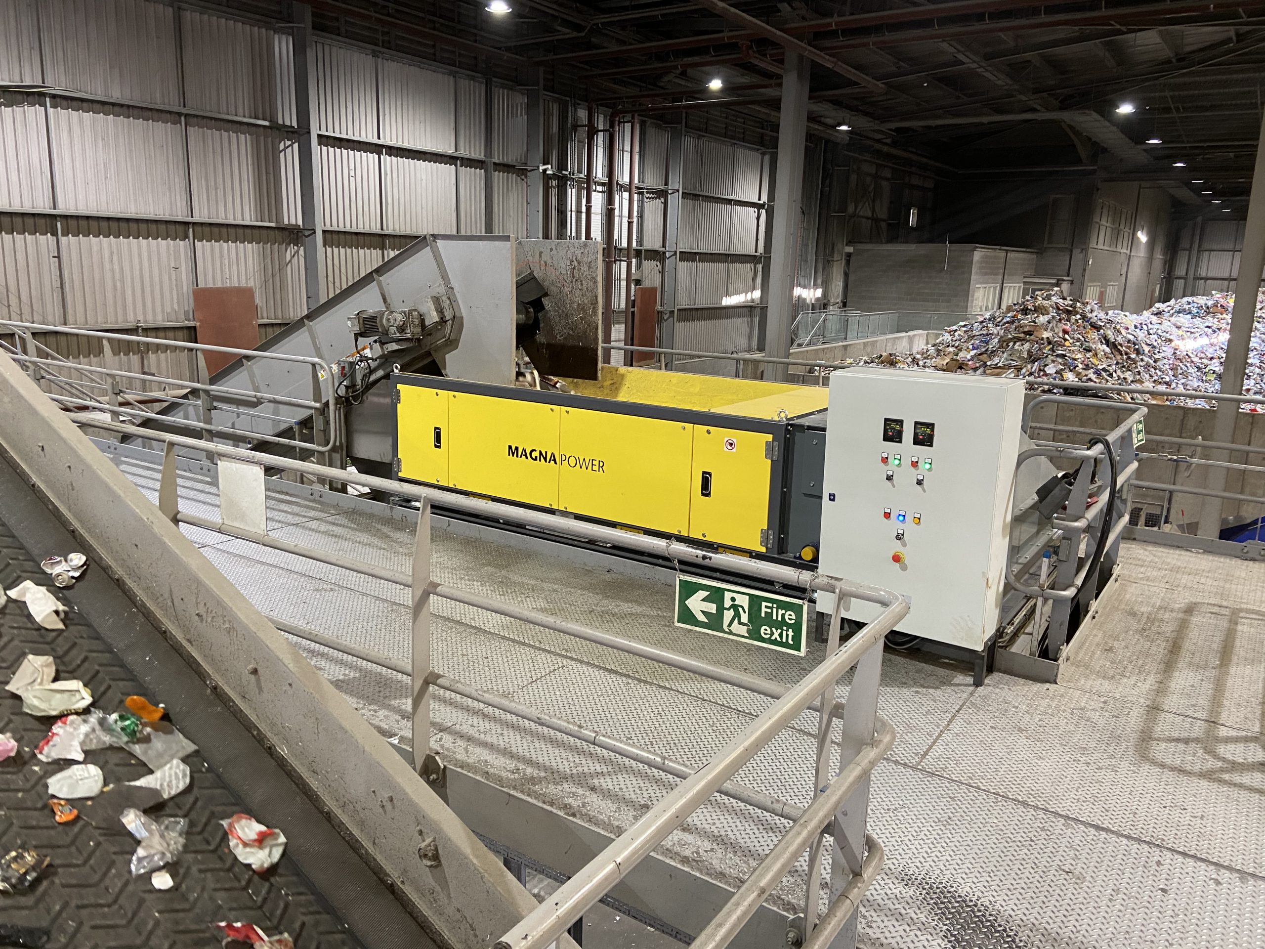 ECS 1000 (Eddy Current Separator) sorting dry recyclables - Magnapower
