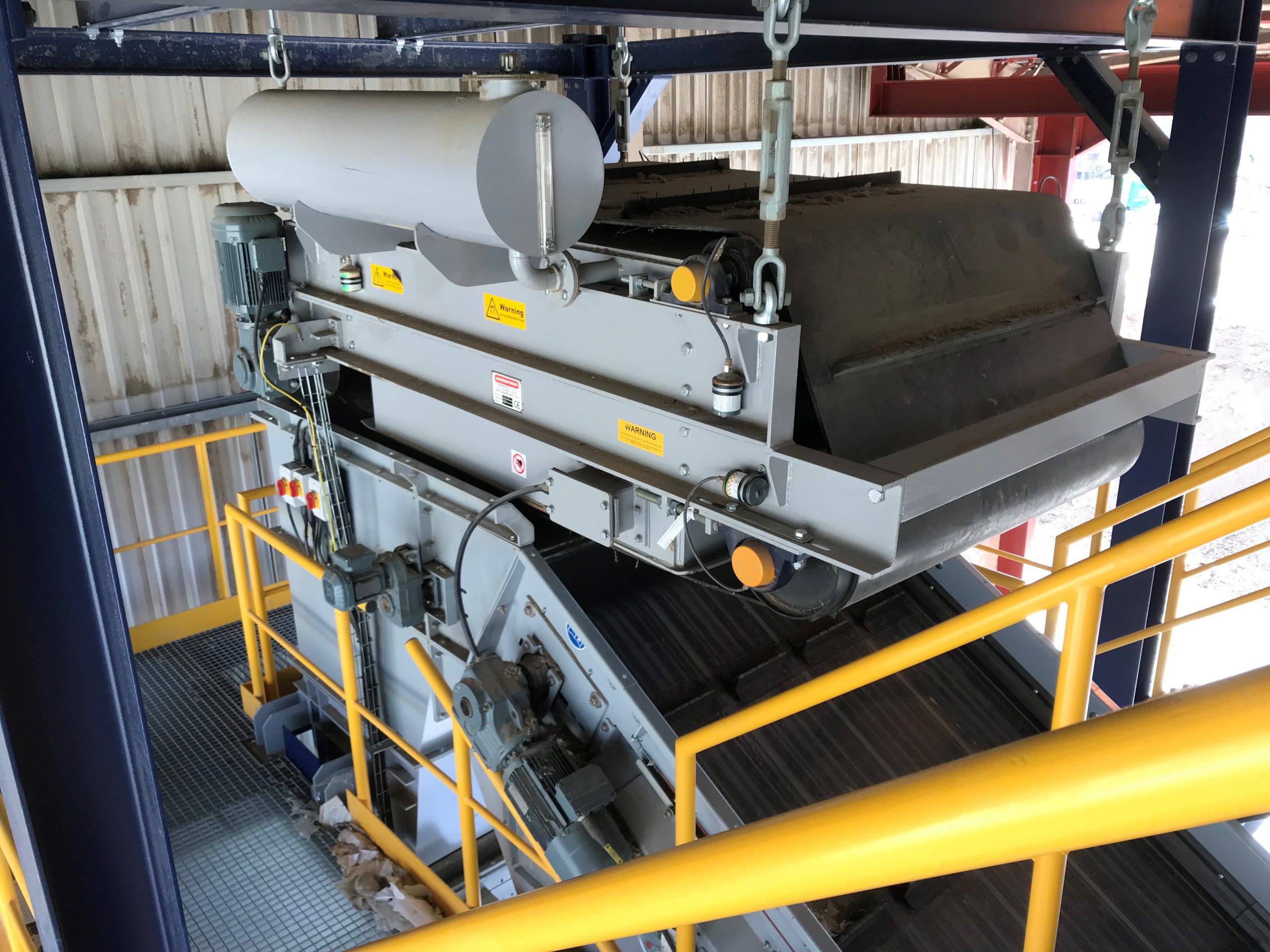 Electro overband for ferrous separation in C&D waste plant