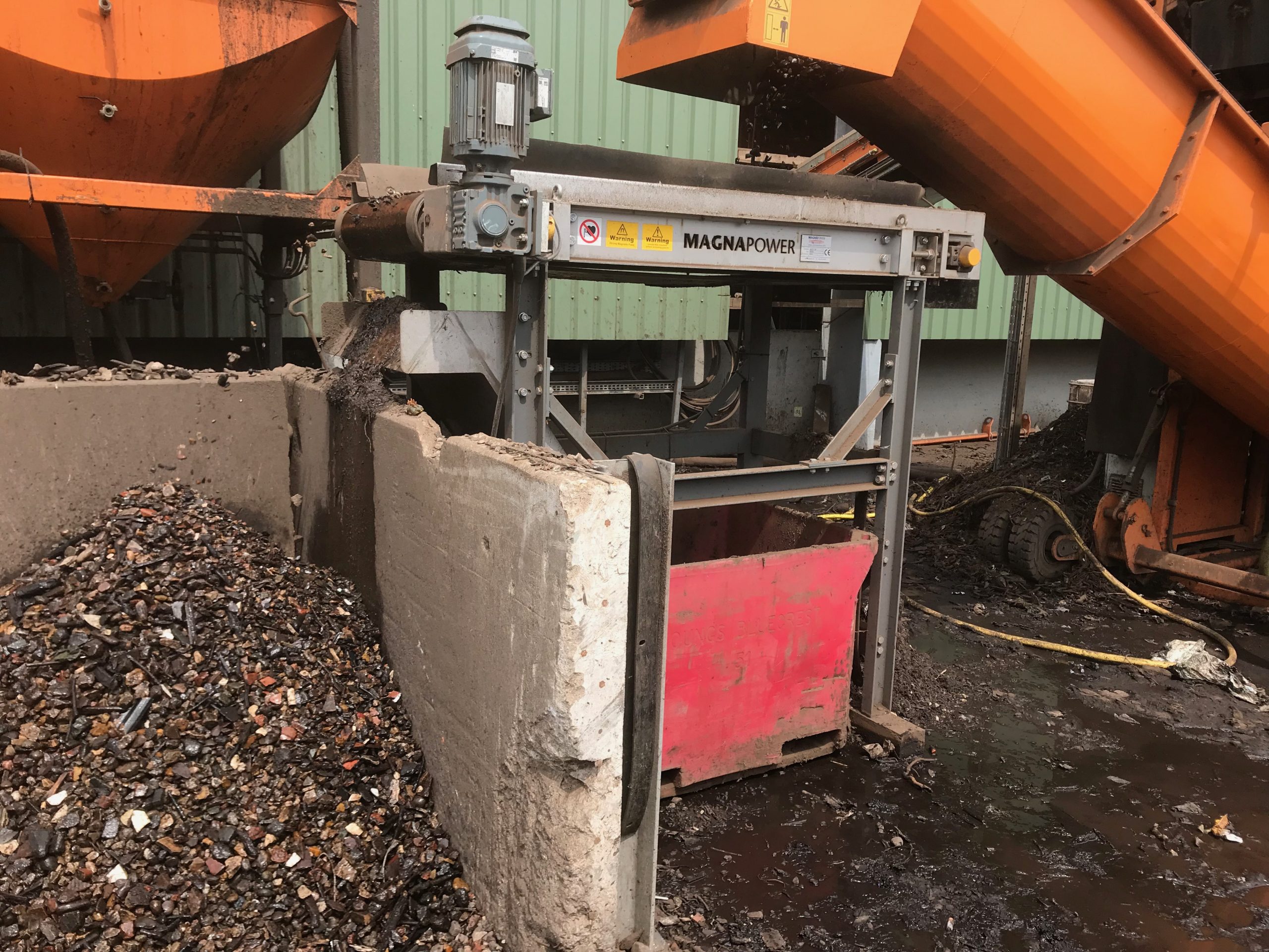 Magnetic head pulley sorting ferrous from stone