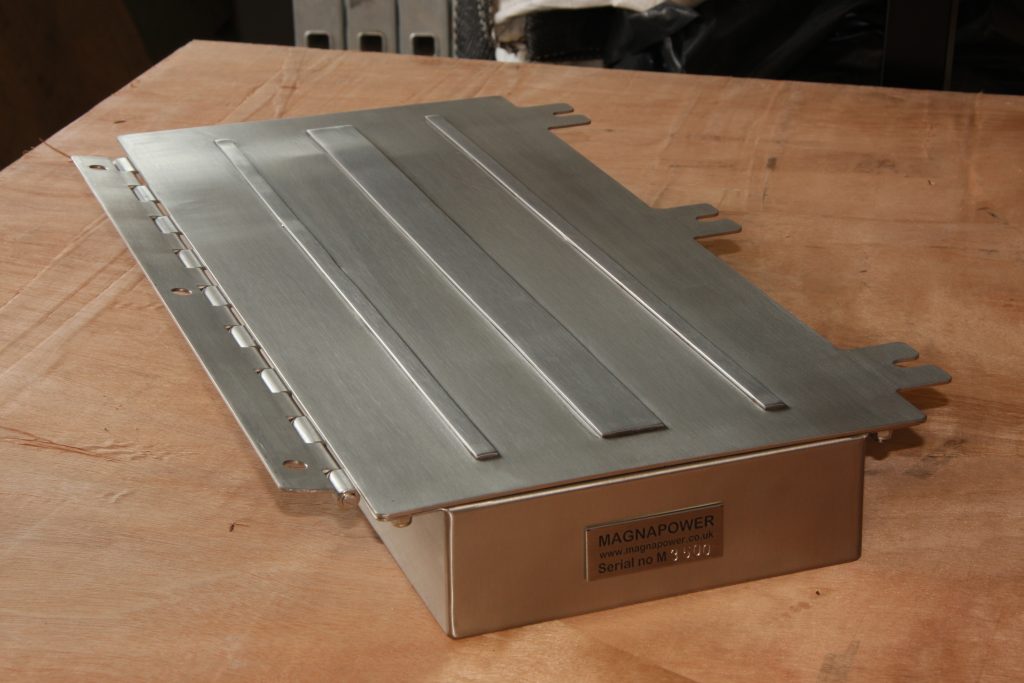 Plate magnet with stepped poles