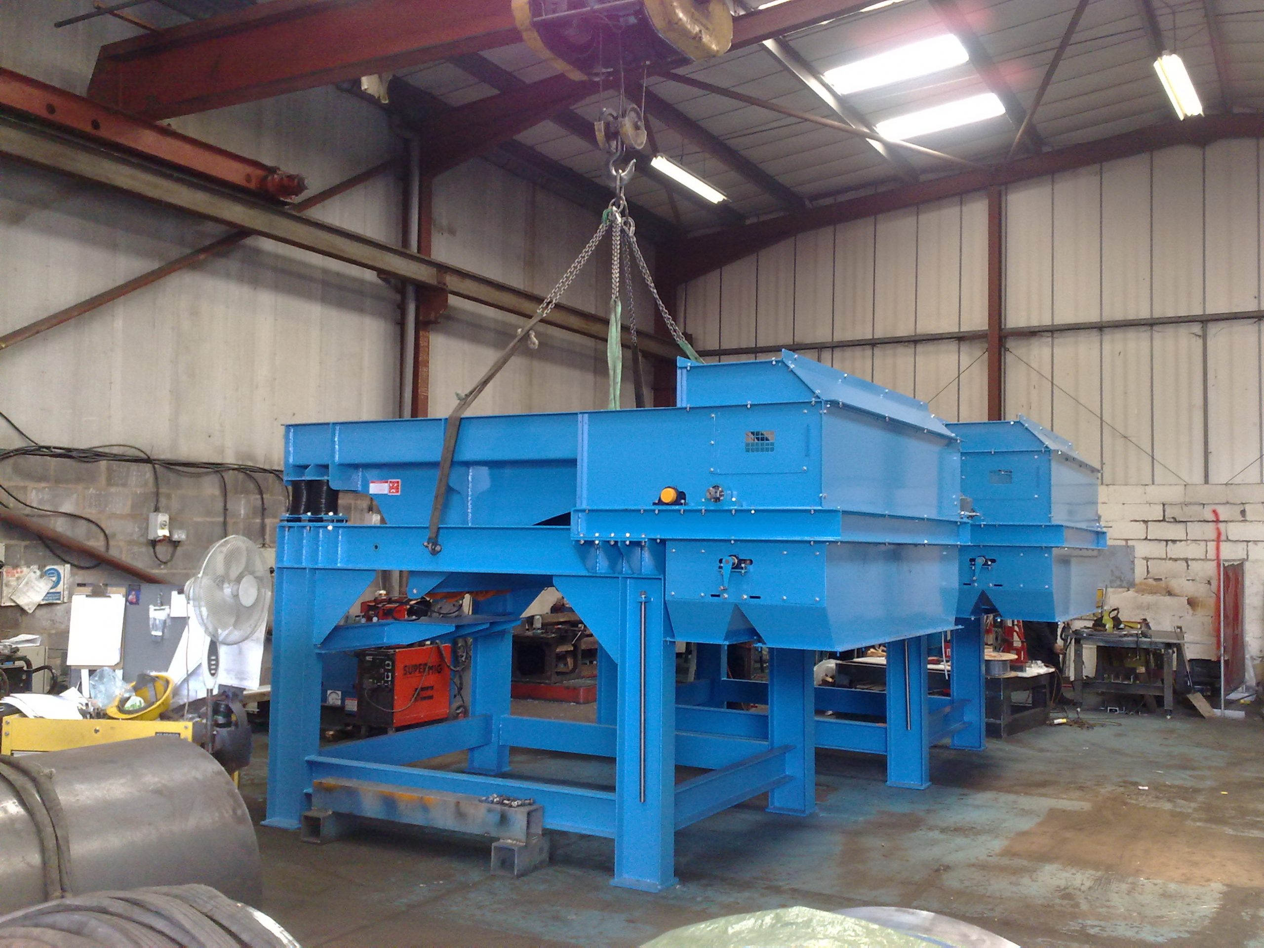 Vibratory feeders and drum magnets