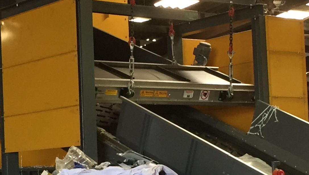 Crossbelt Overband Magnet sorting ferrous metals from recyclable materials - Magnapower