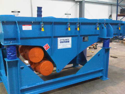 A high‑frequency vibrating screen that separates liquids from wet materials such as sand, aggregates, coal, or recycled products, producing drier material for further handling.