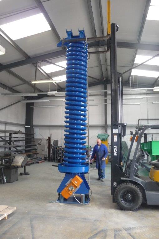 A compact spiral-shaped material handling machine that uses controlled vibrations to lift bulk materials vertically, offering a space‑saving alternative to traditional conveyor systems.