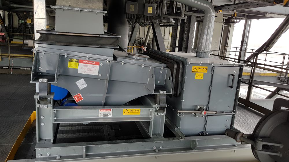 Magnapower vibratory feeder installed in an aluminium production facility for controlled material handling. data-large-image=